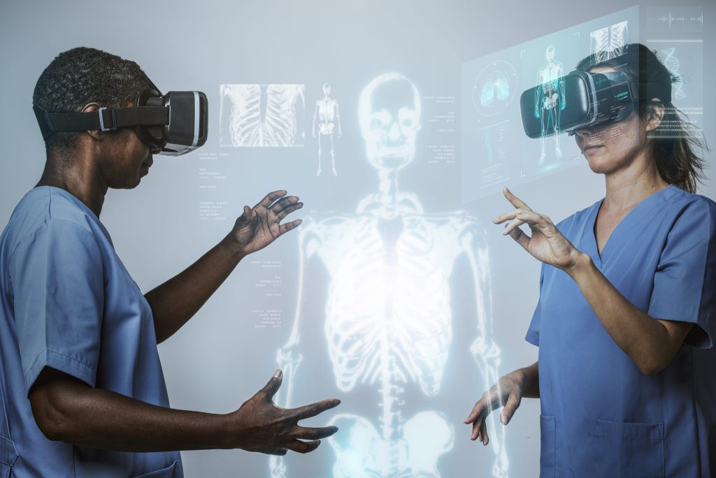 홀로그램 의료기술이 적용된 VR 시뮬레이션을 착용한 의사들